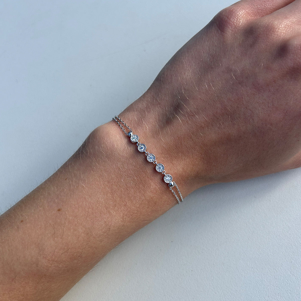 Pulsera de cinco circonitas puesta