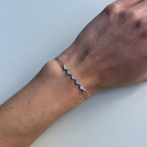 Pulsera de cinco circonitas puesta