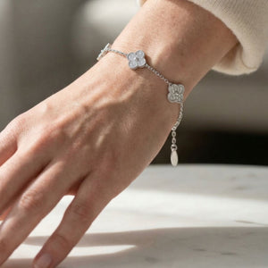 Pulsera de tréboles de circonitas puesta