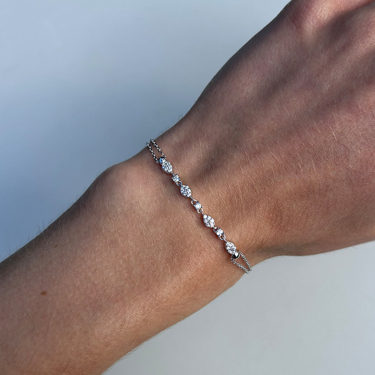 Pulsera de rosetones de circonitas puesta