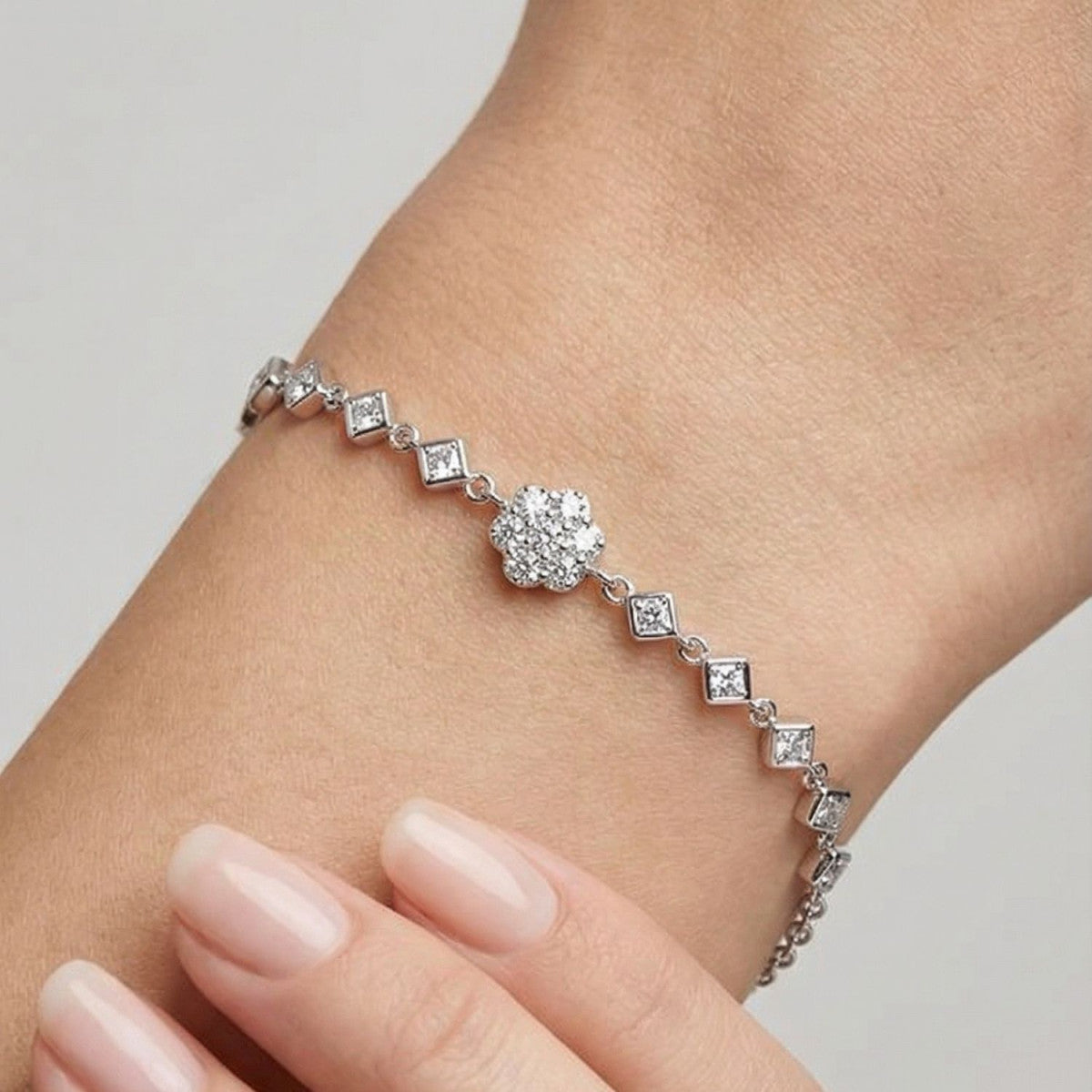 Pulsera de chatones de circonitas puesta
