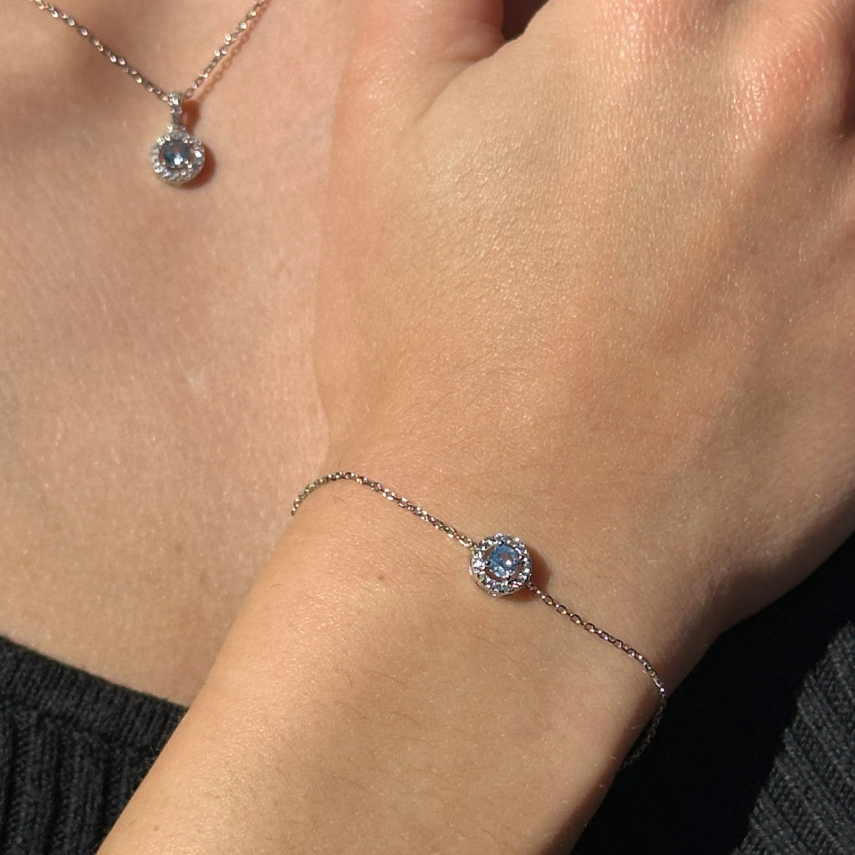 Pulsera de plata de ley 925 con circonita redonda color aguamarina orlada de blancas