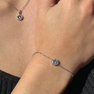 Pulsera de plata de ley 925 con circonita redonda color aguamarina orlada de blancas