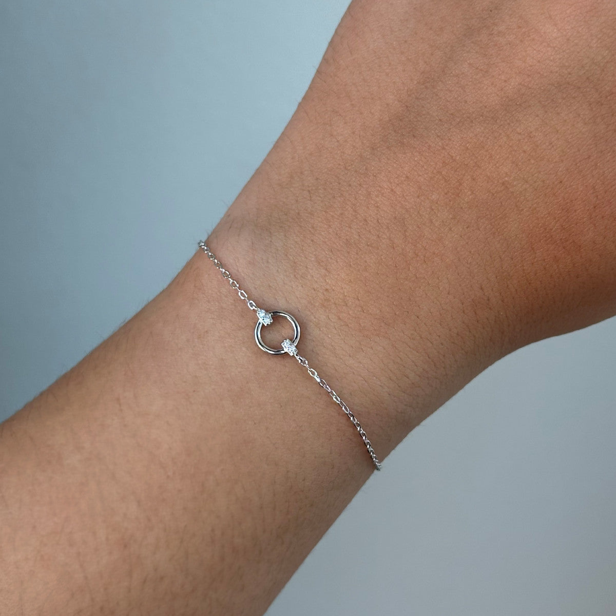 Pulsera aro con barra de circonitas puesta