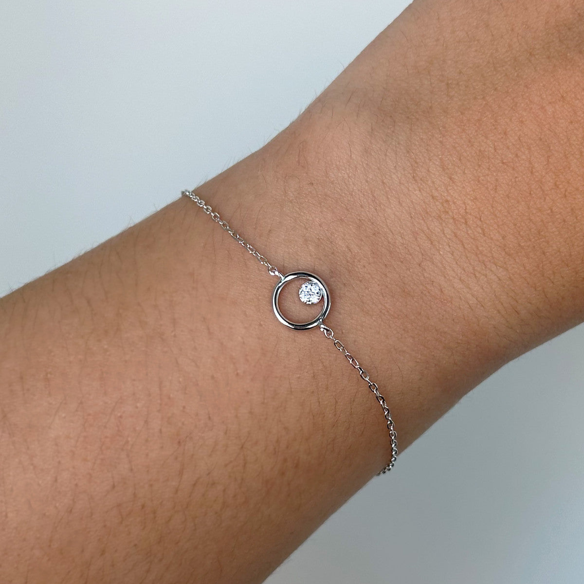 Detalle de la pulsera aro con disco de circonitas