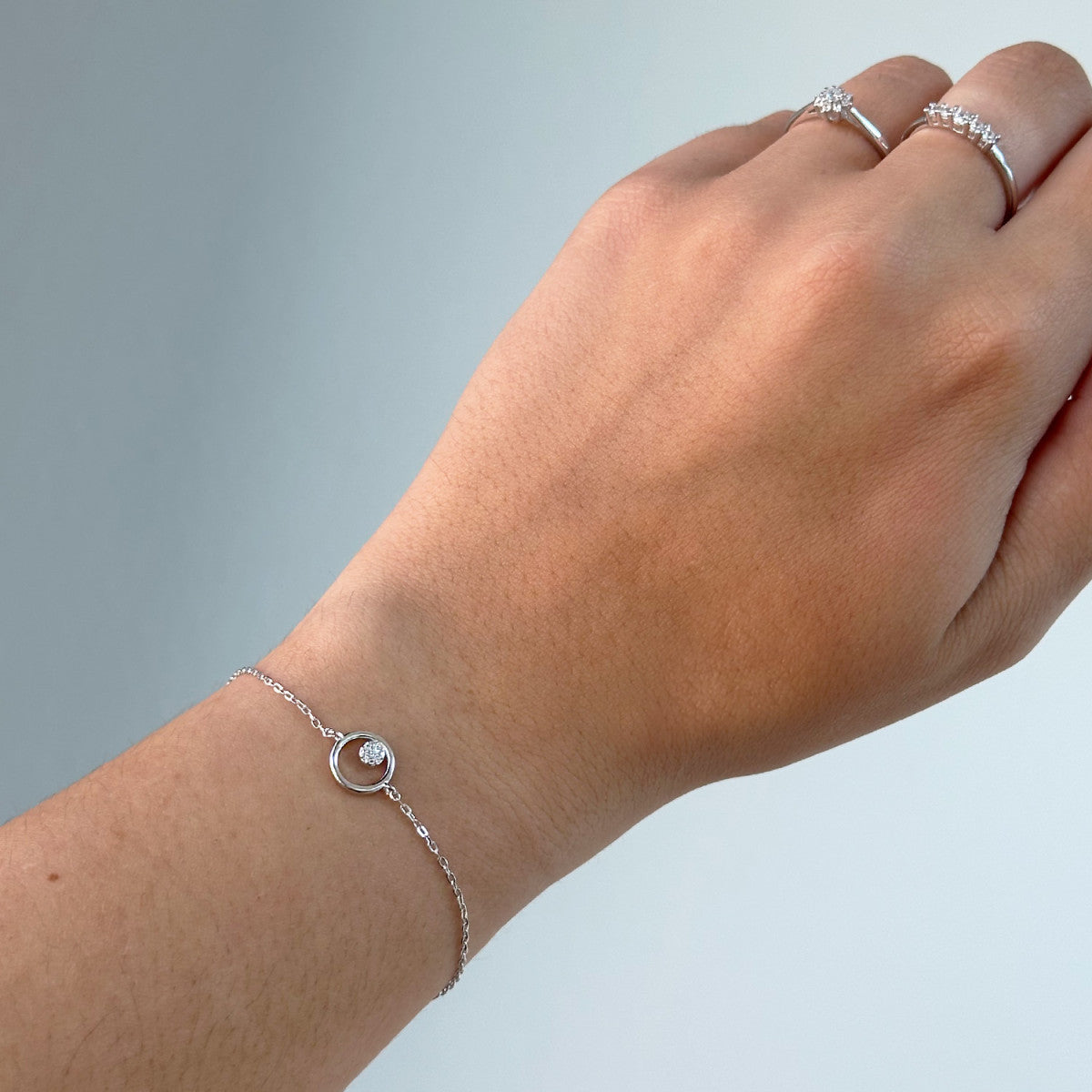 Pulsera aro con disco de circonitas puesta