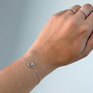 Pulsera aro con disco de circonitas puesta