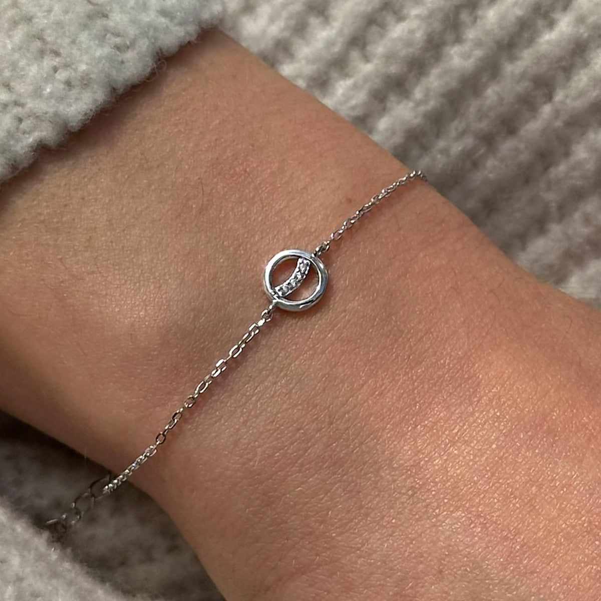 Pulsera aro sonrisa de plata puesta