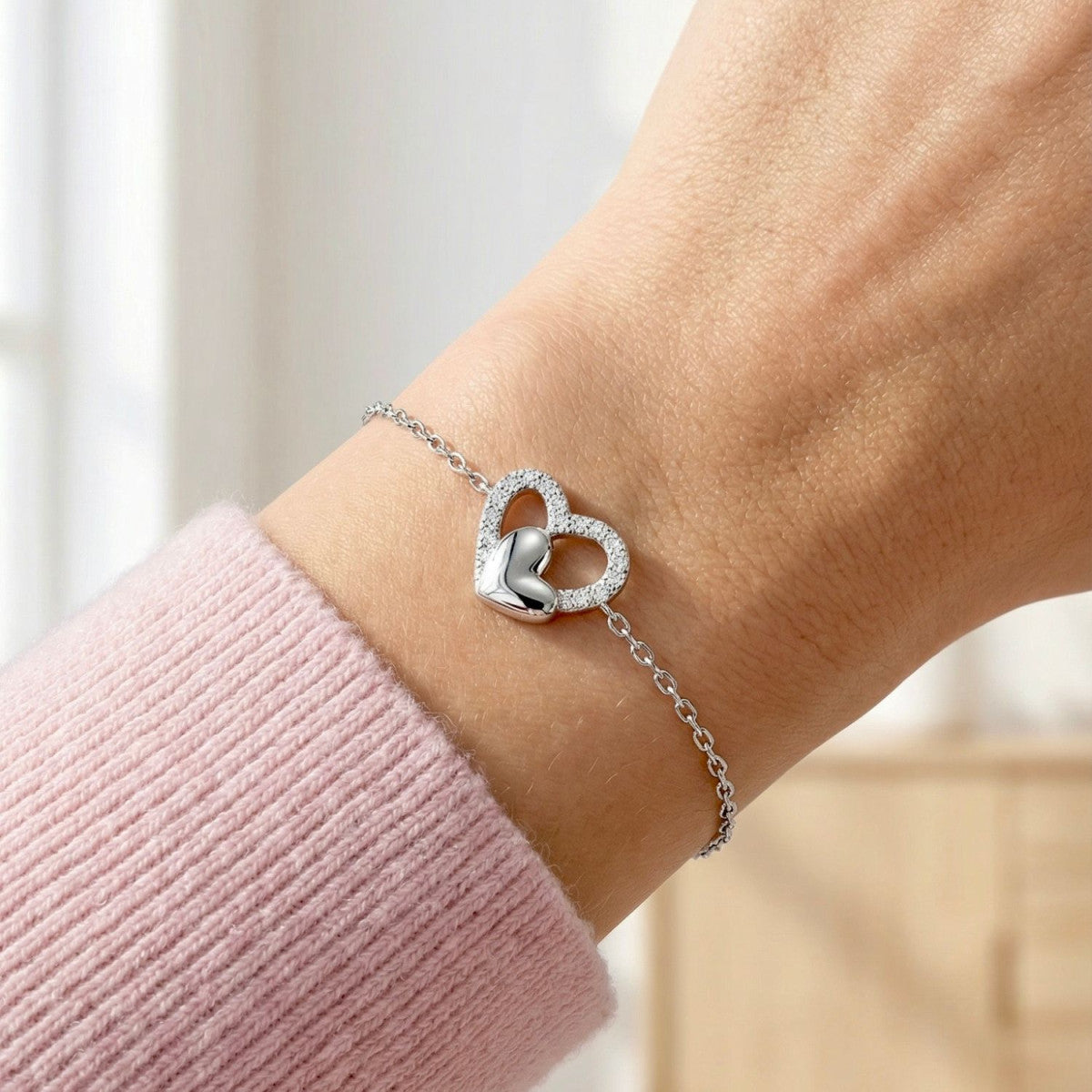 Pulsera doble corazón de plata puesta