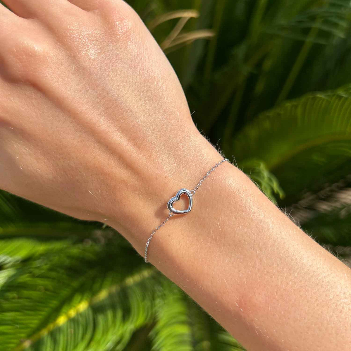 Pulsera corazón calado de plata puesta