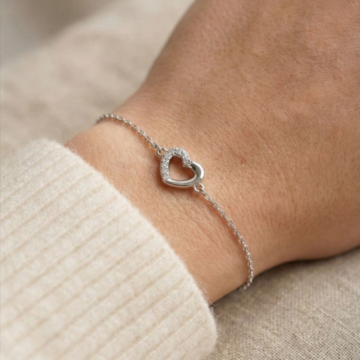 Pulsera corazón de circonitas puesta