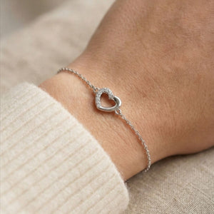 Pulsera corazón de circonitas puesta