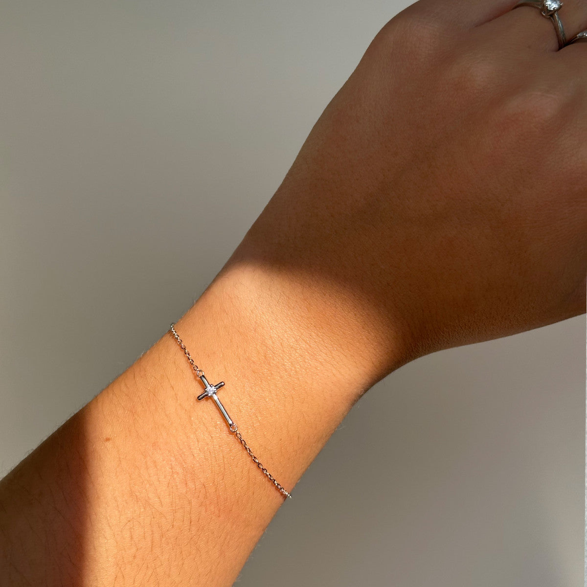 Pulsera cruz de circonitas puesta