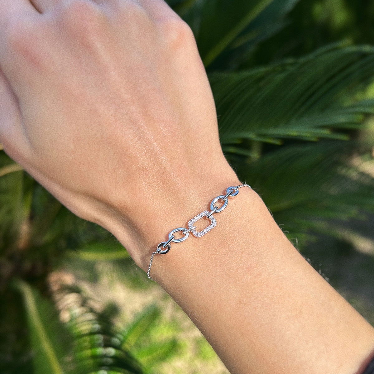 Pulsera de eslabones de plata puesta