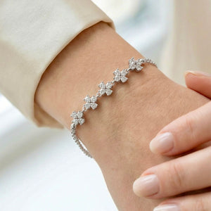 Pulsera floral de plata puesta