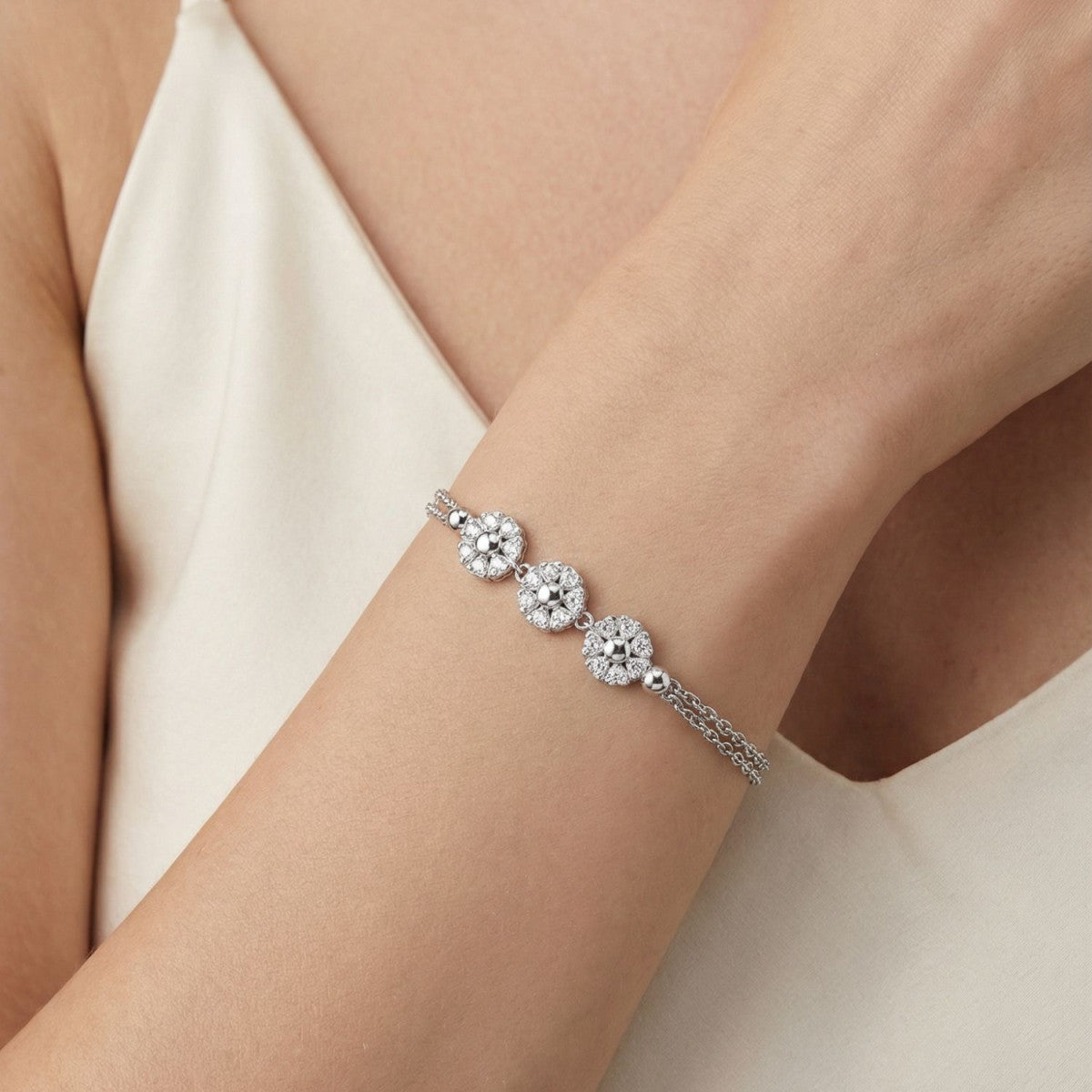 Pulsera de tres flores de plata puesta