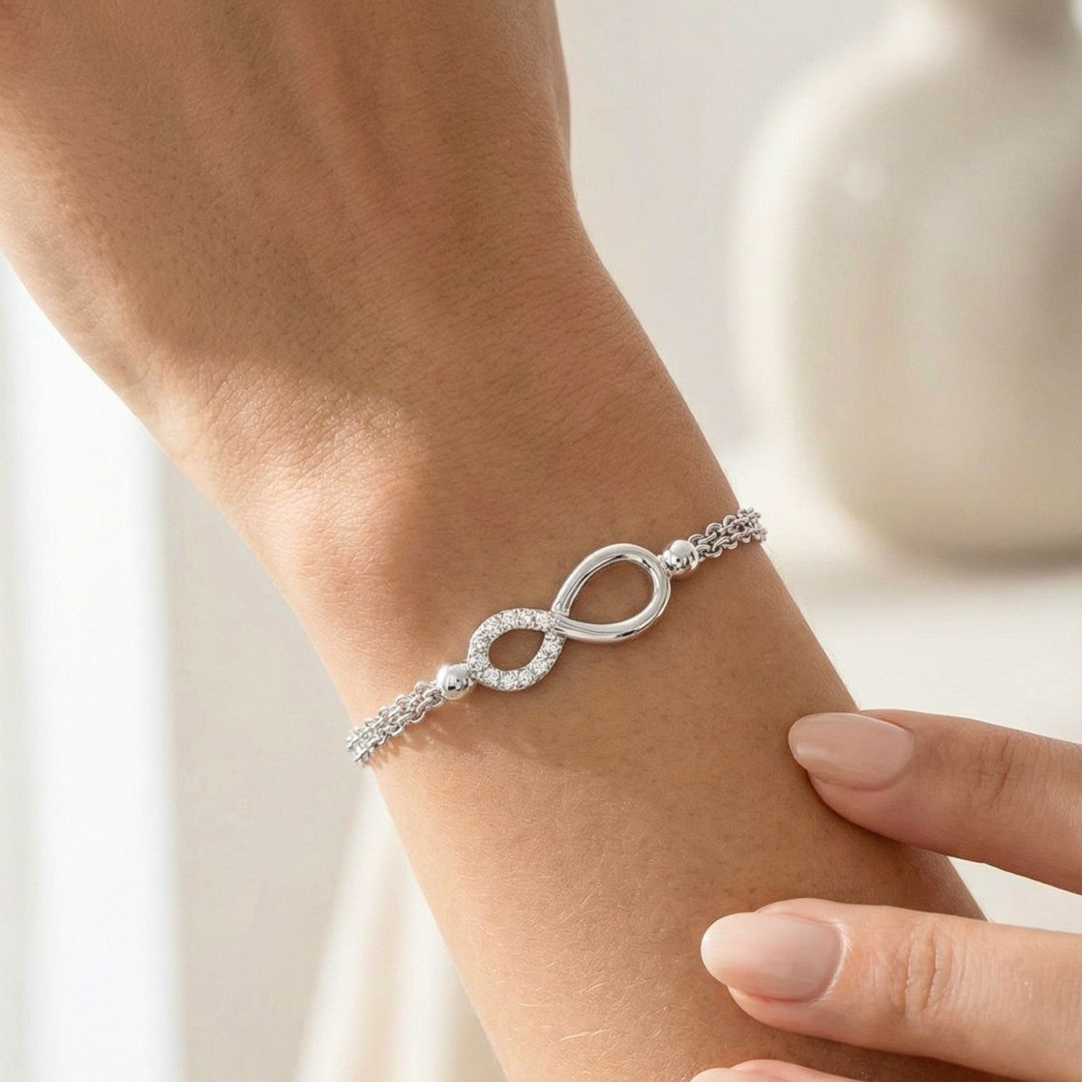 Pulsera infinito de plata puesta