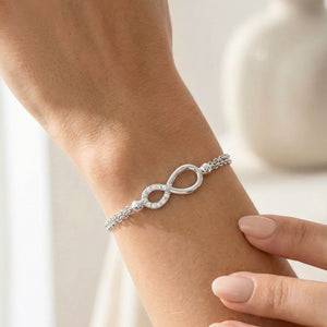 Pulsera infinito de plata puesta