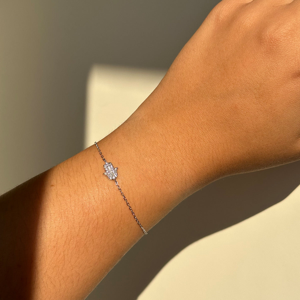 Pulsera mano de Fátima puesta