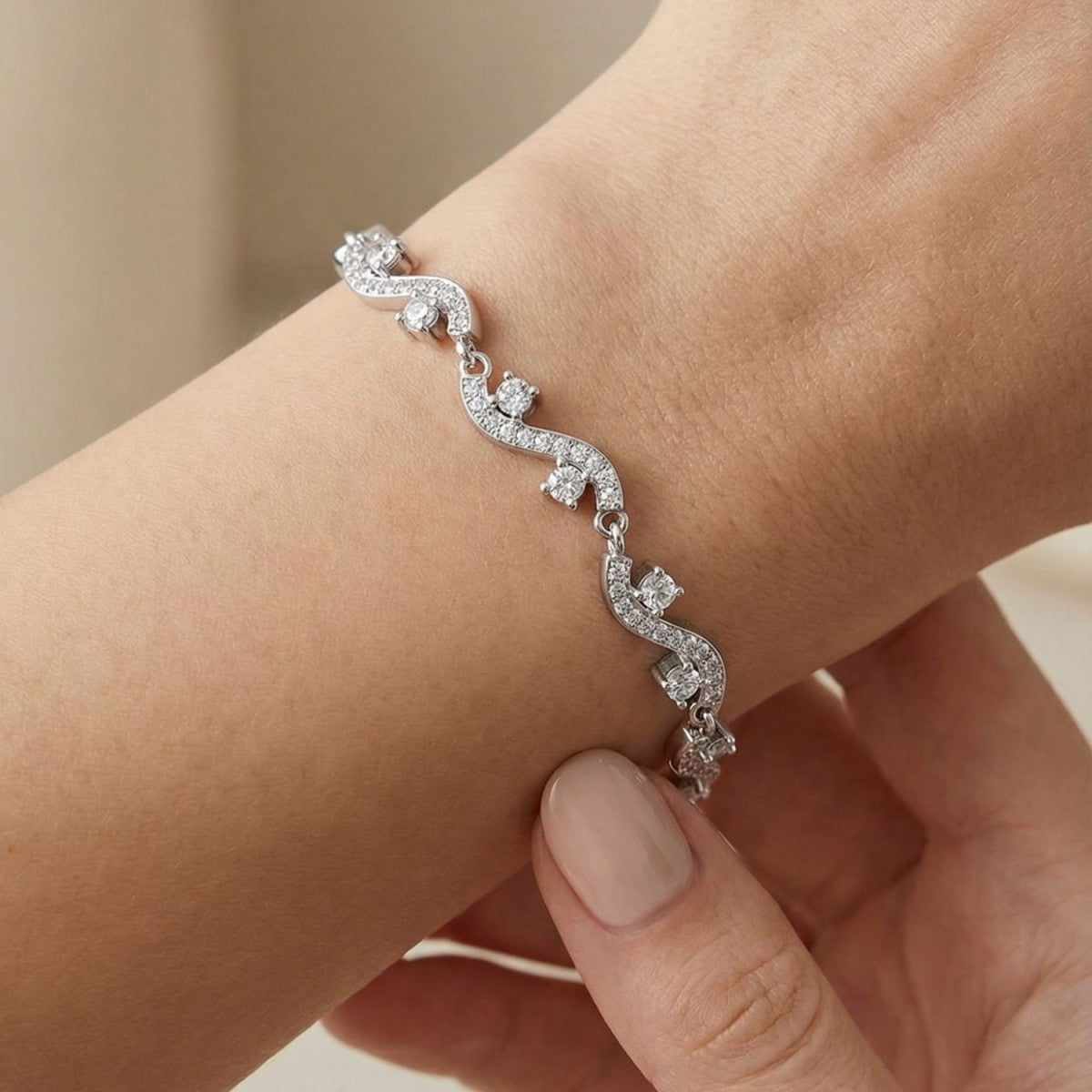 Pulsera marina de plata puesta