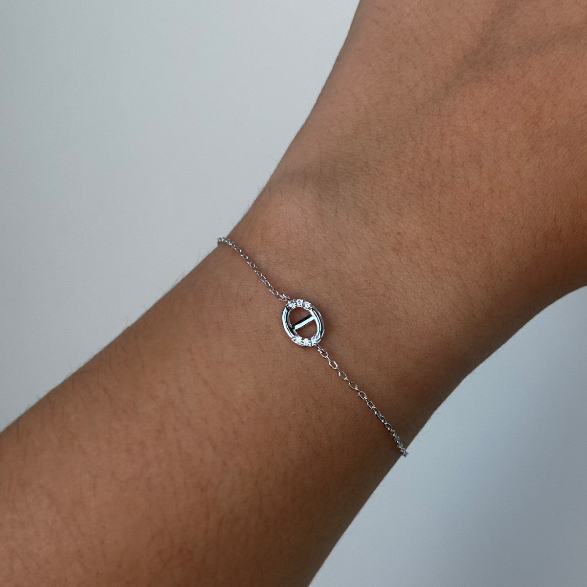 Pulsera de plata de ley 925 con óvalo de circonitas y plata pulida sobre cadena fina