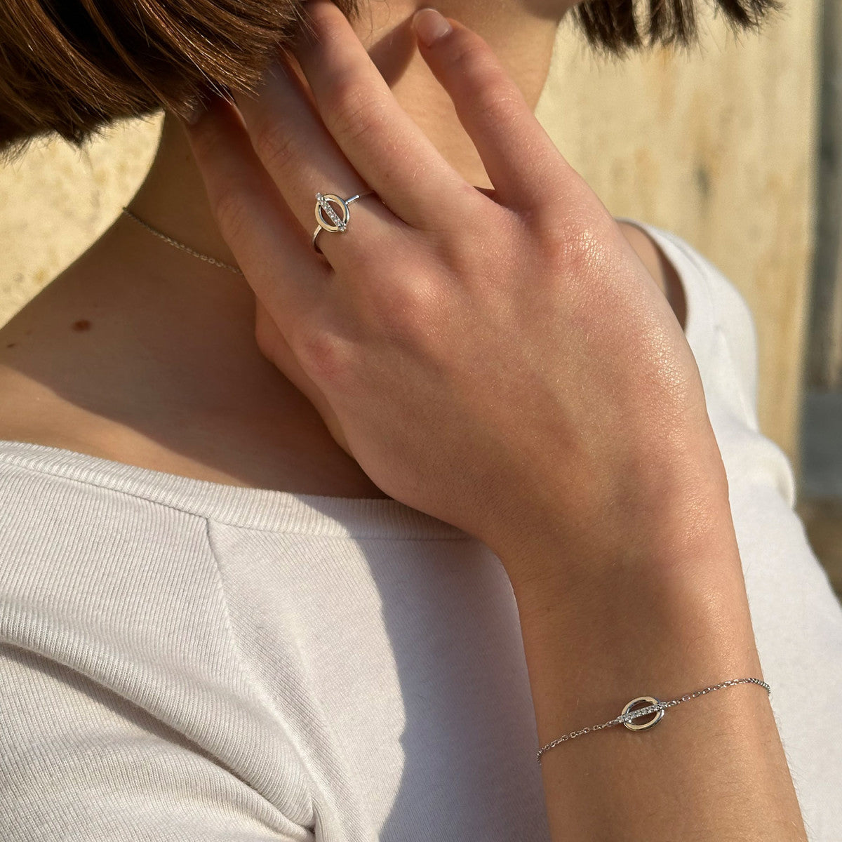 Pulsera óvalo con barrita puesta