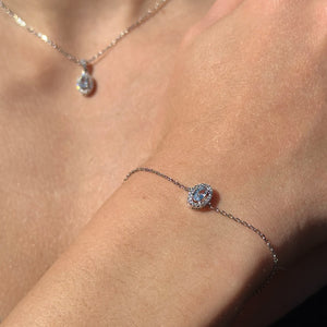 Pulsera de plata de ley 925 con circonita oval color aguamarina y orla de circonitas