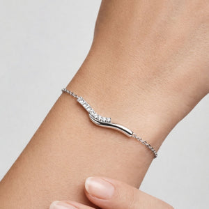 Pulsera barra ondulada de plata puesta