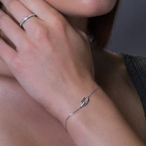 Pulsera de plata de ley 925 con rectángulo calado y barrita de circonitas