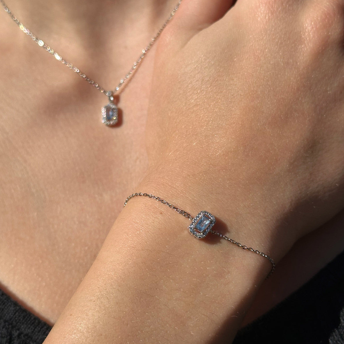 Pulsera de plata de ley 925 con circonita rectangular color aguamarina orlada