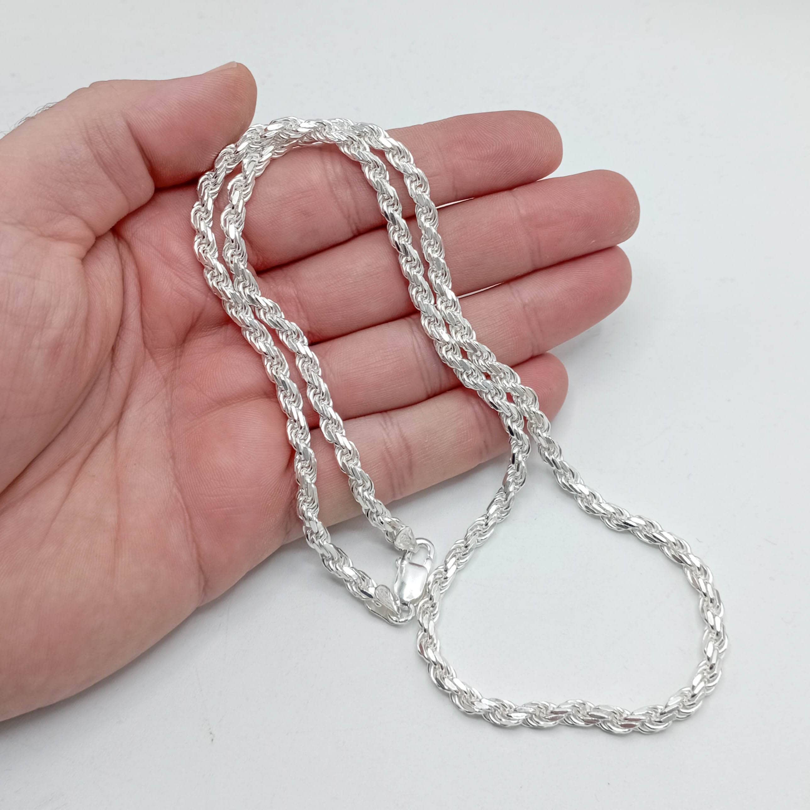 mano mostrando Cordón macizo de plata 925 fabricado en España, 60cm y 4,5mm con cierre mosquetón. Plata auténtica, no acero.