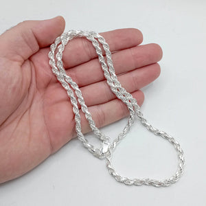 mano mostrando Cordón macizo de plata 925 fabricado en España, 60cm y 4,5mm con cierre mosquetón. Plata auténtica, no acero.