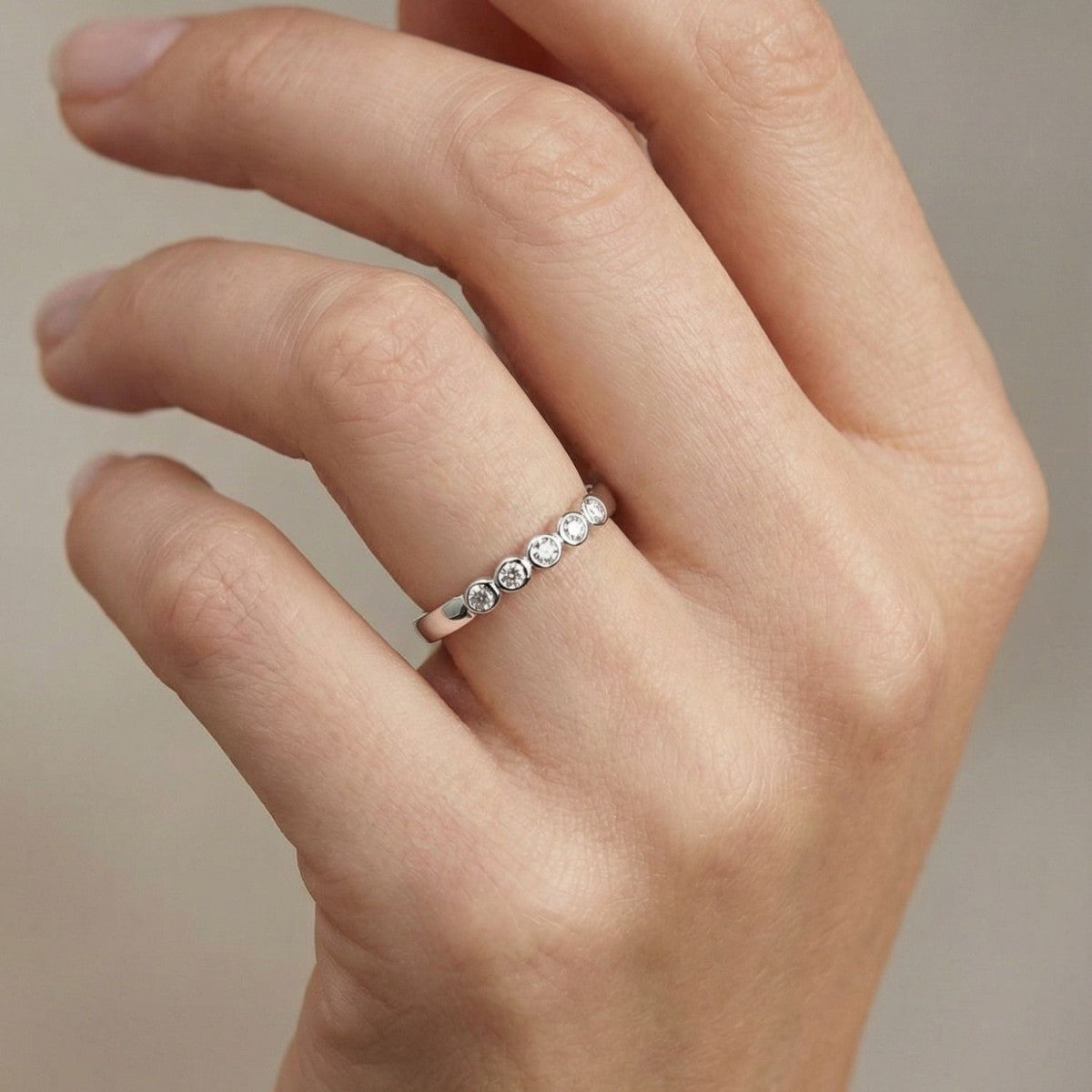 Anillo de plata de ley 925 con cinco circonitas sobre brazo fino