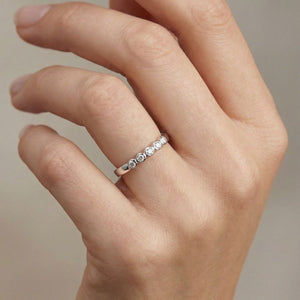 Anillo de plata de ley 925 con cinco circonitas sobre brazo fino