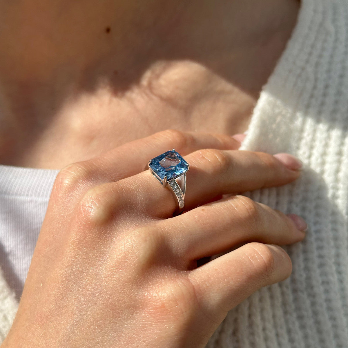 Anillo de plata de ley 925 con circonita cuadrada color aguamarina de gran tamaño