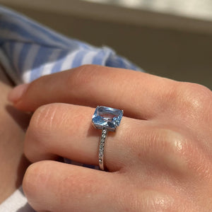 Anillo de Plata de Ley con circonitas blancas y circonita central en color aguamarina foto