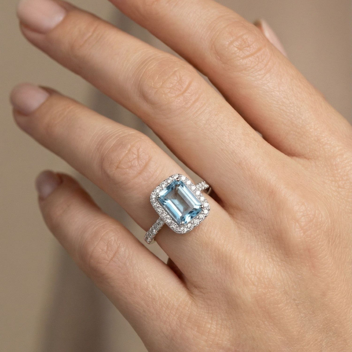 Anillo de plata de ley 925 con circonita rectangular color aguamarina orlada