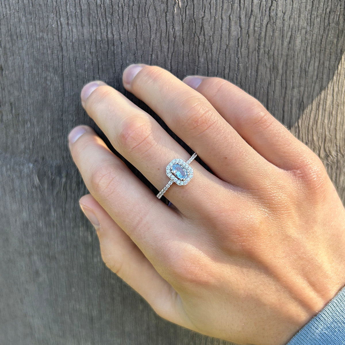 Anillo de plata de ley 925 con circonita aguamarina y orla en forma de corazón