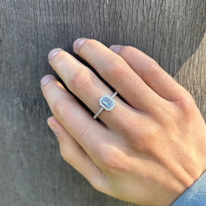 Anillo de plata de ley 925 con circonita aguamarina y orla en forma de corazón