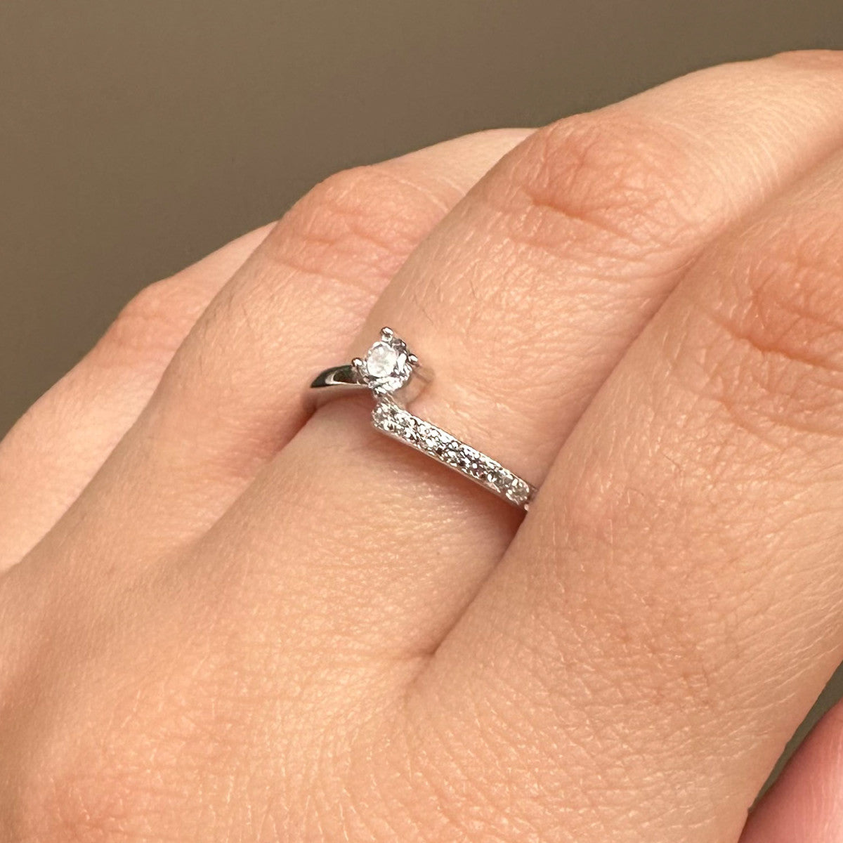 Anillo de plata de ley 925 con circonita central de 6 mm y brazos cuajados