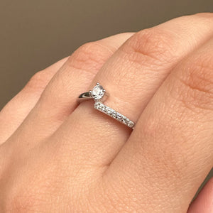 Anillo de plata de ley 925 con circonita central de 6 mm y brazos cuajados