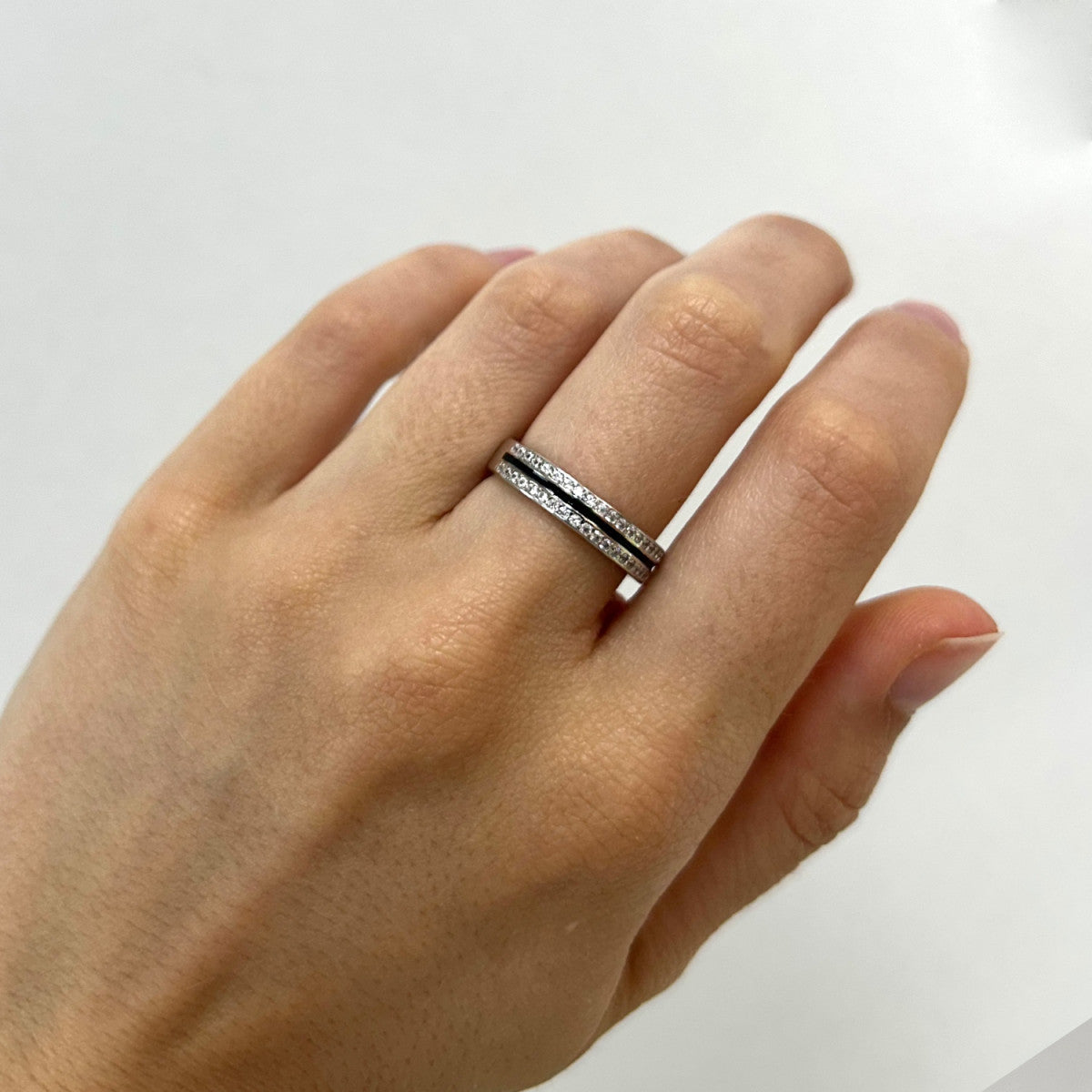 Anillo de plata de ley 925 con carril de circonitas blancas y negras