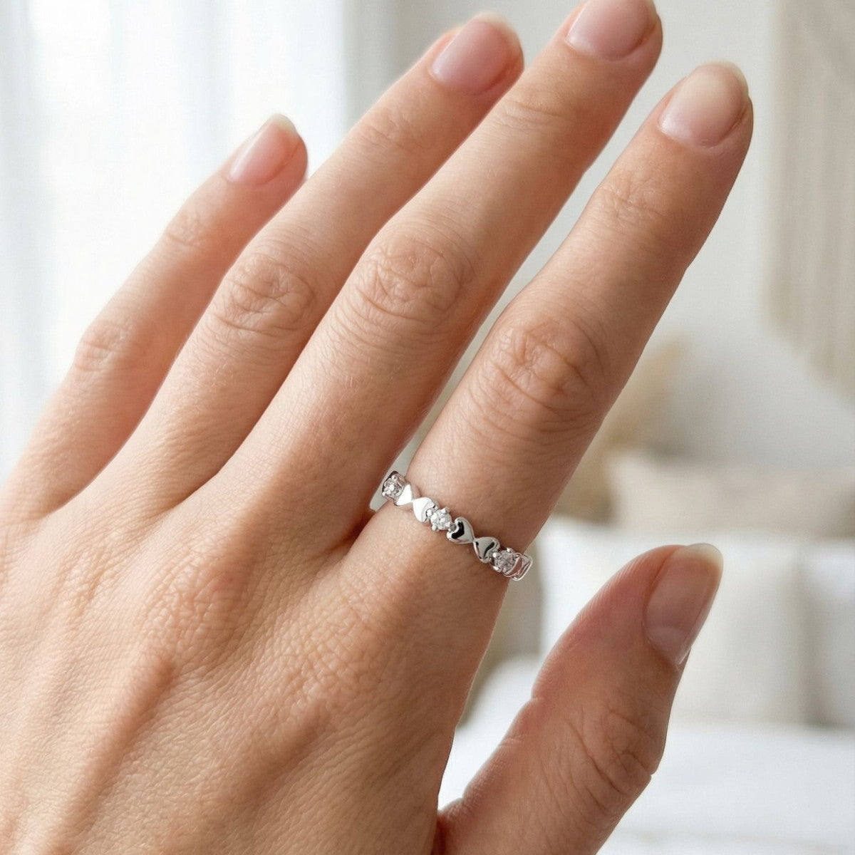 Anillo de plata de ley 925 con carril de circonitas y corazón central