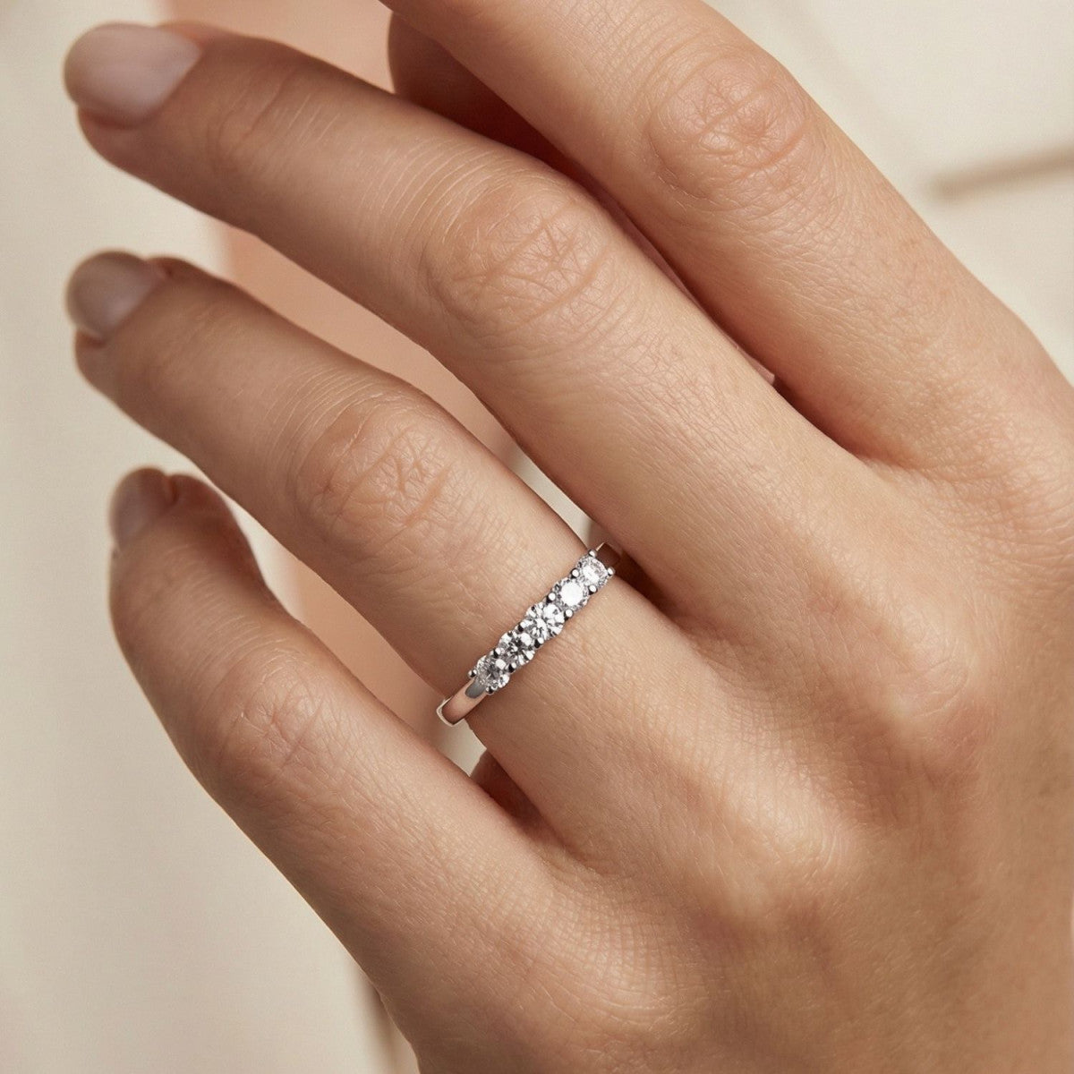 Anillo de plata de ley 925 cinquillo con cinco circonitas de 2,50 mm