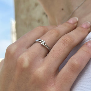 Anillo de plata de ley 925 con circonita central de 5 mm en garras