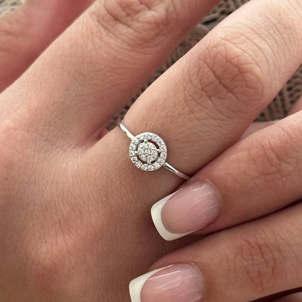 Anillo de plata de ley 925 con circonita central orlada en círculo