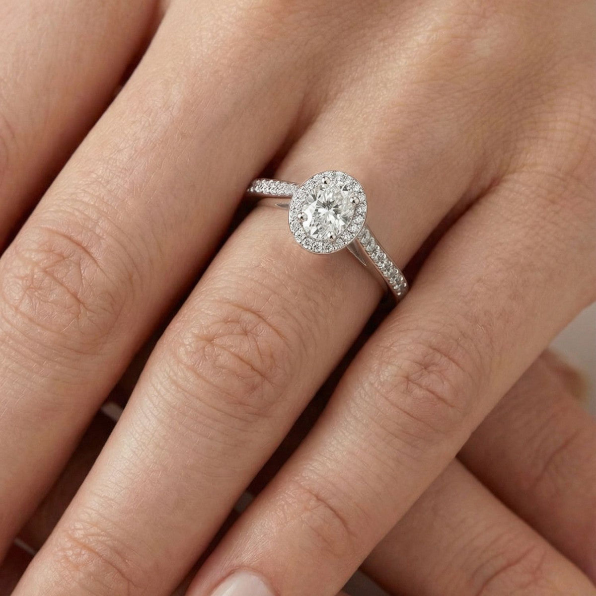 Anillo de plata de ley 925 con circonita oval y brazos de circonitas