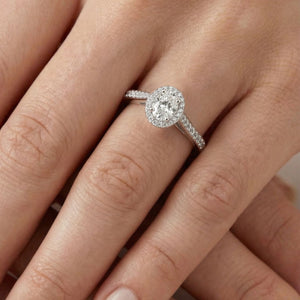 Anillo de plata de ley 925 con circonita oval y brazos de circonitas