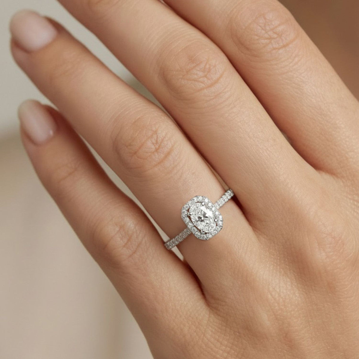 Anillo de plata de ley 925 con circonita talla radiant y brazos de circonitas