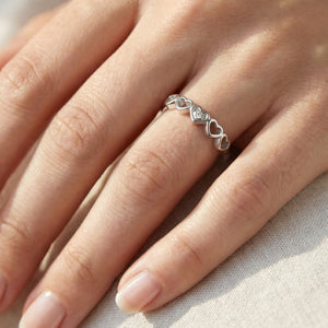 Anillo fino de plata de ley 925 con corazones calados y circonitas